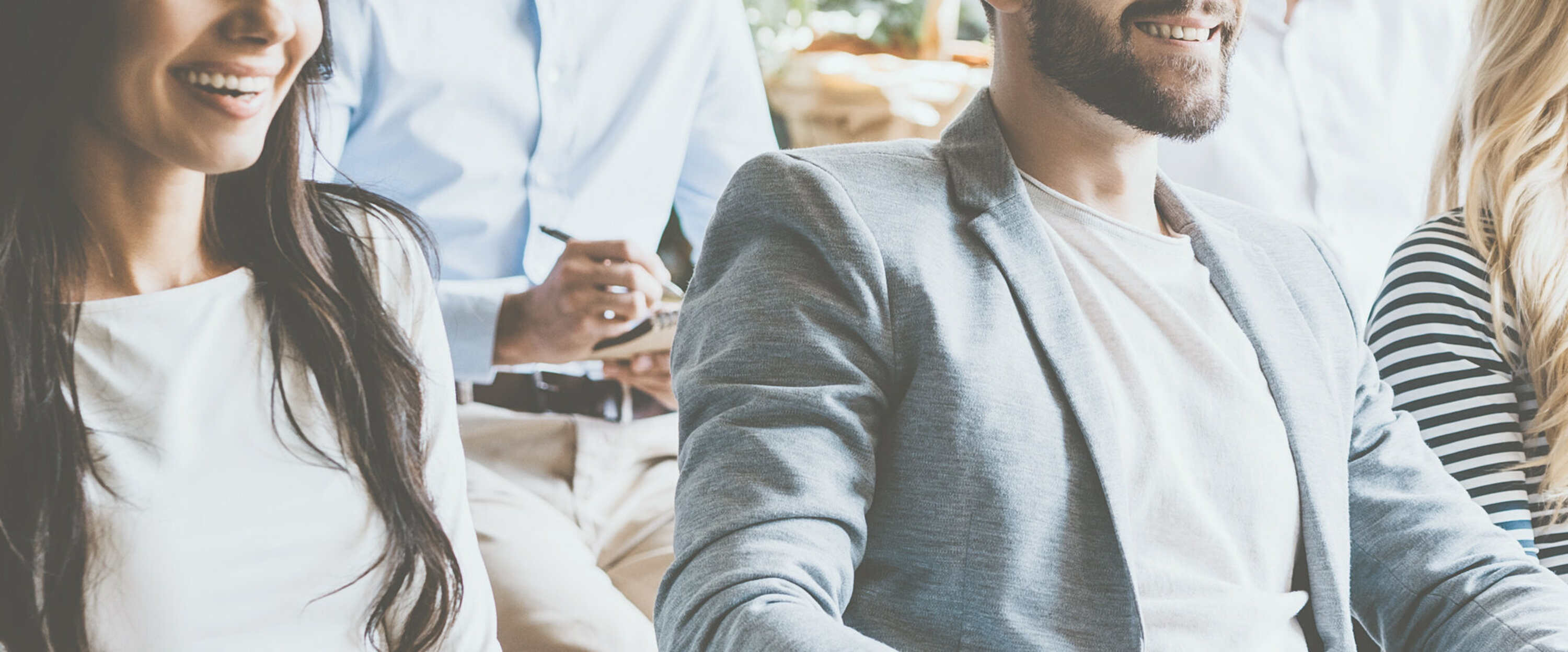 Header für die Home-Seite mit Menschen in einer Kurssituation.